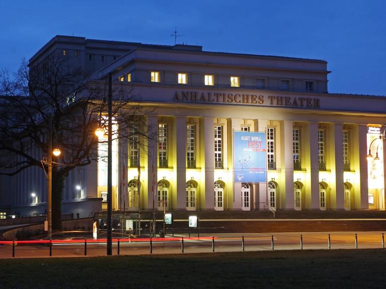 Das Theater der Stadt in abendlicher Beleuchtung.
