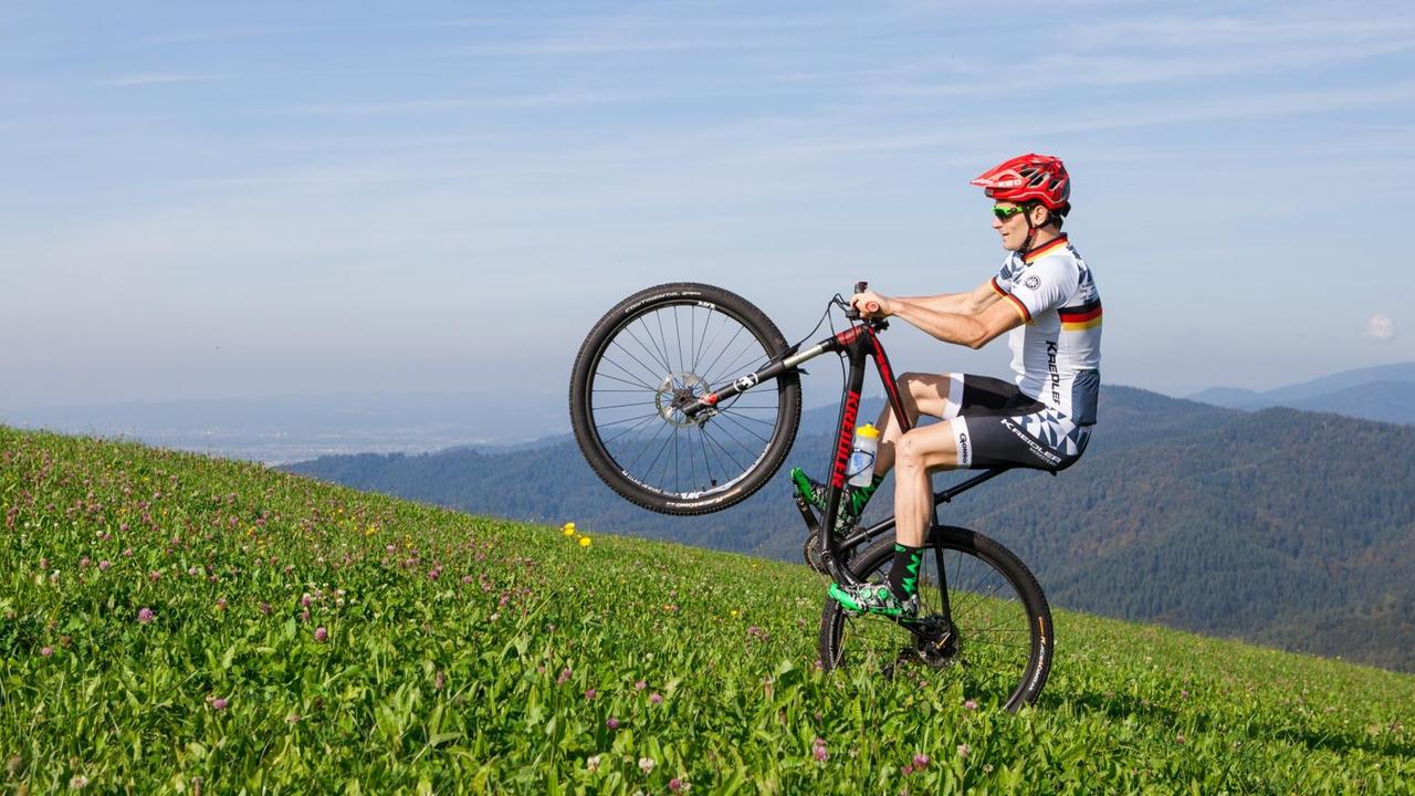 Markus Bauer auf seinem Mountainbike in einer Berglandschaft. Markus Bauer auf seinem Mountainbike in einer Berglandschaft.