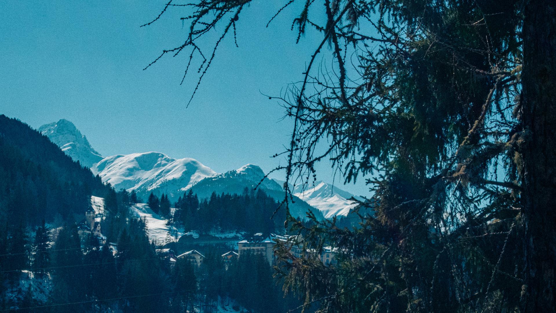 Eine Landschaft im Engadin, verschneite Berge, klarer Himmel und Nadelwald. Eine Landschaft im Engadin, verschneite Berge, klarer Himmel und Nadelwald.