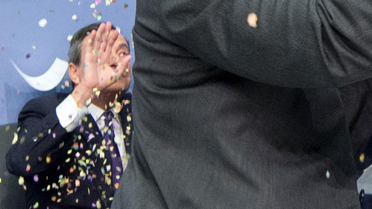 EZB-Präsidenten Mario Draghi (l.) wird von Konfetti getroffen