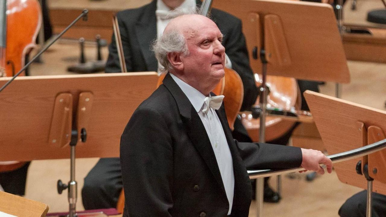 Kapellmeister vom alten Schlag: Der Dirigent Marek Janowski, hier auf der Bühne der Kölner Philharmonie, deren Eröffnungskonzert er einst dirigiert hatte