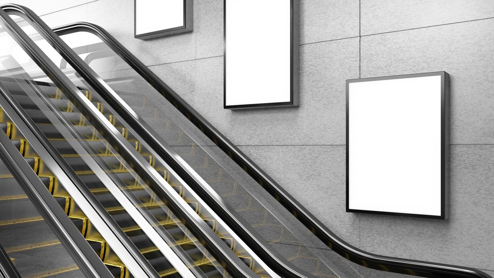 Eine Rolltreppe und leere Werbetafeln. Eine Rolltreppe und leere Werbetafeln.