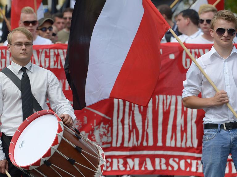 Neonazis marschieren durch die Innenstadt von Bad Nenndorf (Niedersachsen).