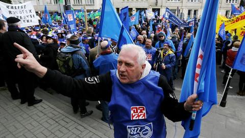 Mitglieder der polnischen Gewerkschaft OPZZ protestieren in Warschau gegen Lohndumping.