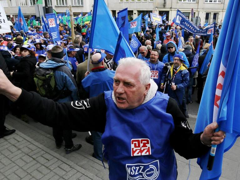 Mitglieder der polnischen Gewerkschaft OPZZ protestieren in Warschau gegen Lohndumping.