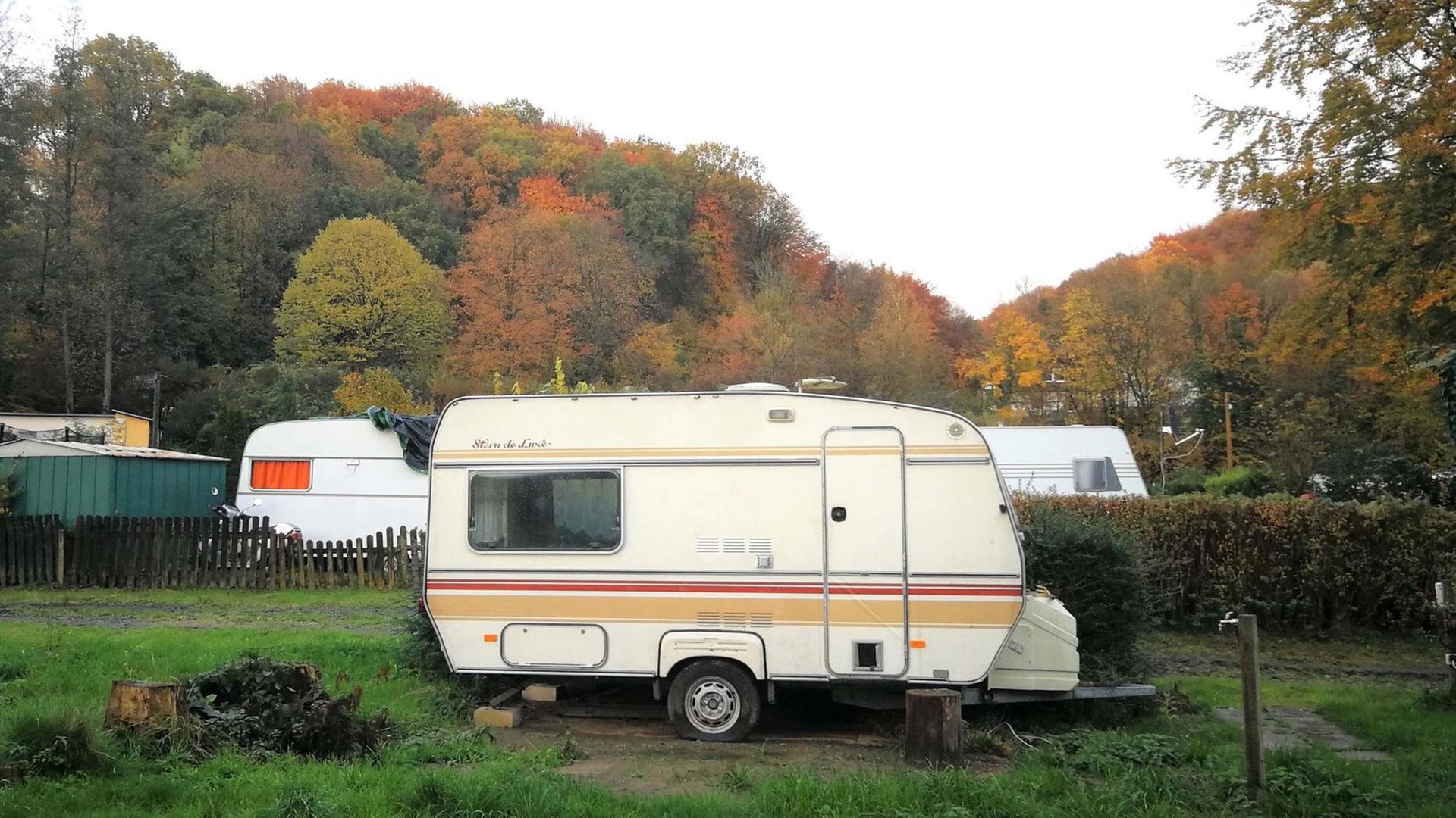 Mehrer Wohnmobile stehen bei Herbstwetter auf einem Campingplatz. Mehrer Wohnmobile stehen bei Herbstwetter auf einem Campingplatz.