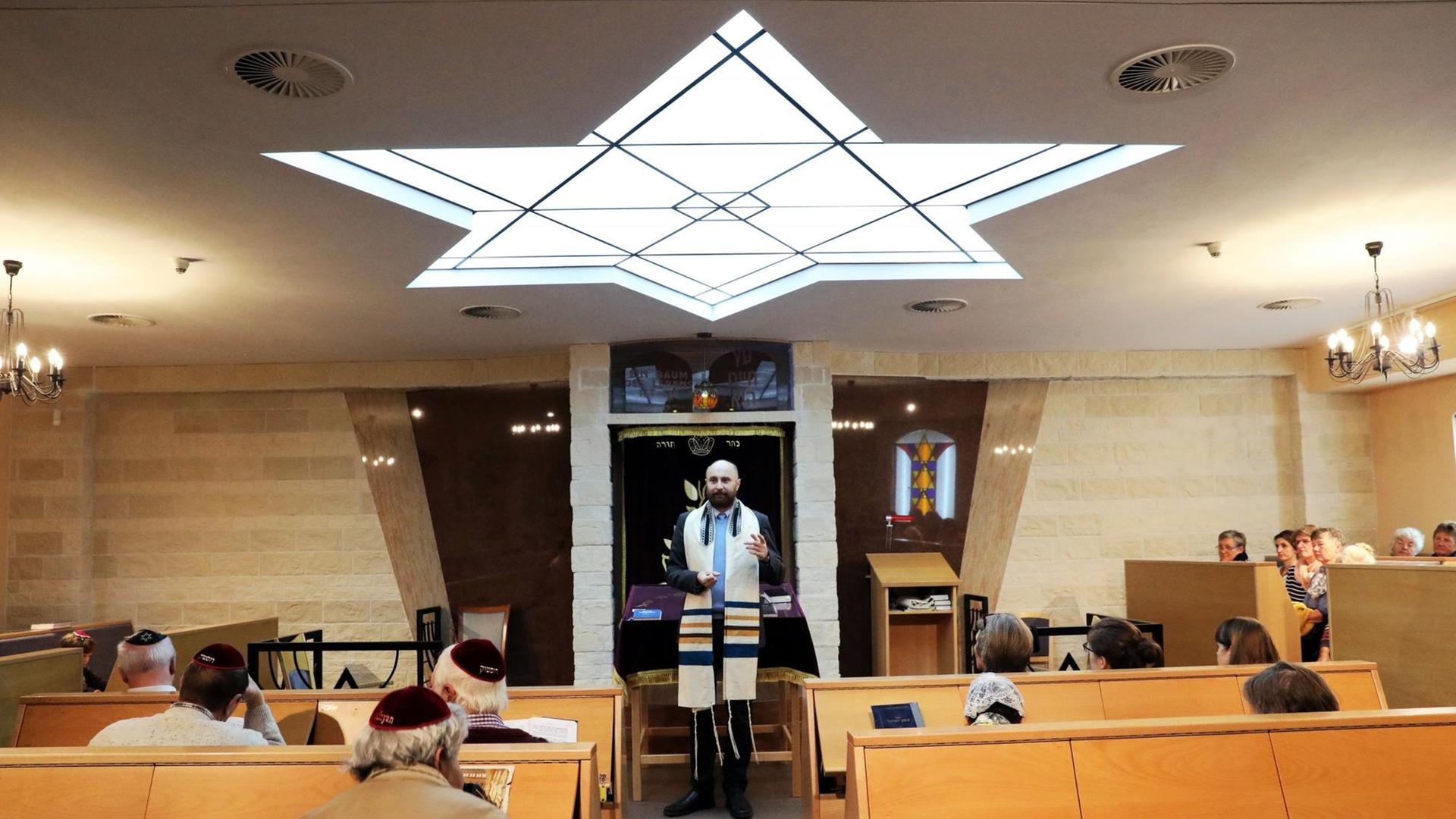 Der Landesrabbinder von Mecklenburg-Vorpommern Yuriy Kadnykov spricht vor einer halb leeren Gemeinde. Der Landesrabbinder von Mecklenburg-Vorpommern Yuriy Kadnykov spricht vor einer halb leeren Gemeinde.