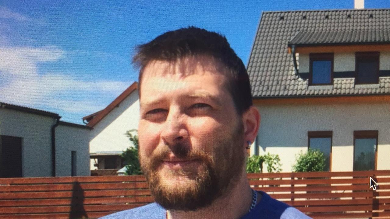 Der 42-jährige Géza Dezsö, ein bärtiger Mann mit blauem Pullover, steht vor seinem neu gebauten Haus. Der 42-jährige Géza Dezsö, ein bärtiger Mann mit blauem Pullover, steht vor seinem neu gebauten Haus.