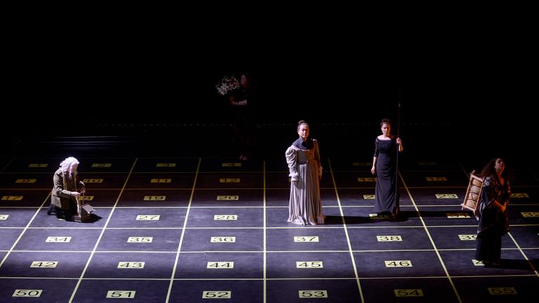 Szene aus "PLAY* EUROPERAS 1&2" von John Cage, inszeniert von Rimini Protokoll Szene aus "PLAY* EUROPERAS 1&2" von John Cage, inszeniert von Rimini Protokoll