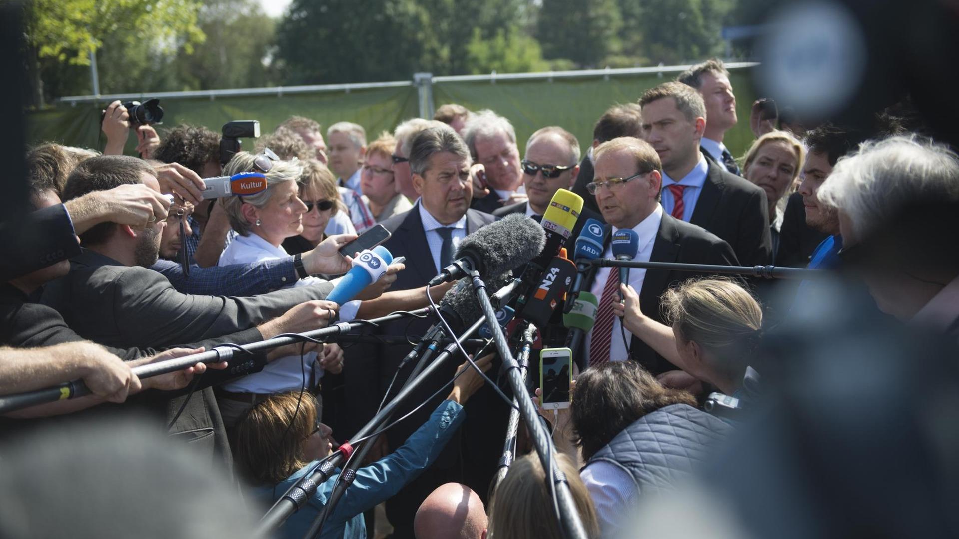 Bundeswirtschaftsminister Sigmar Gabriel (SPD) besucht ein Flüchtlingsheim im sächsischen Heidenau. Bundeswirtschaftsminister Sigmar Gabriel (SPD) besucht ein Flüchtlingsheim im sächsischen Heidenau.