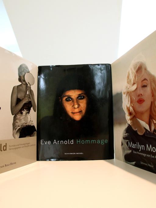 Drei Fotobände der Fotografin Eve Arnold stehen am 22.05.2014 in der Ludwiggalerie Schloss Oberhausen (Nordrhein-Westfalen) auf einem Tisch. Die Fotoausstellung der großen Magnum-Fotografin zeigt vom 25.05. bis zum 07.09.2014 die wichtigsten Portraitaufnahmen, neben der Reisefotografie und den politischen Fotos.