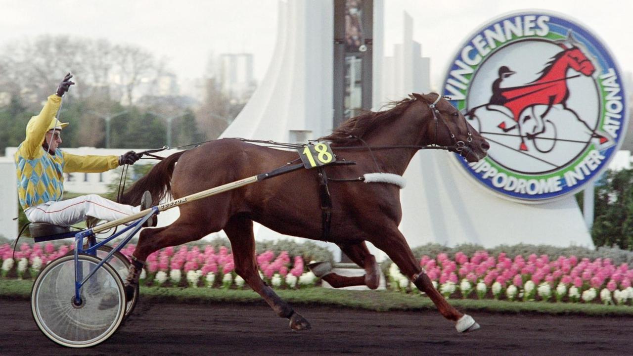 Der französische Jockey Jean-Rene Gougeon reitet auf seinem Pferd Ourasi Der französische Jockey Jean-Rene Gougeon reitet auf seinem Pferd Ourasi