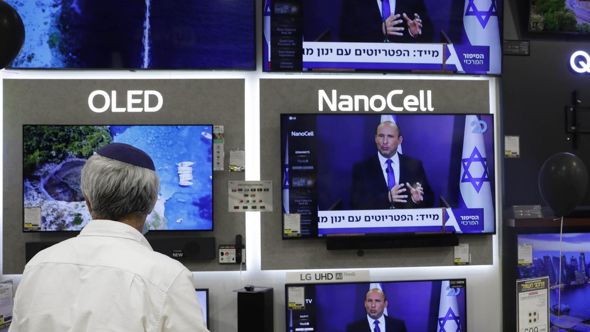 Israels gucken am 31. Mai 2021 auf Fernsehern die Pressekonferen von Naftali Bennett Israels gucken am 31. Mai 2021 auf Fernsehern die Pressekonferen von Naftali Bennett