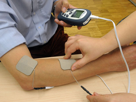 Gerät zur elektrischen Nervenstimulation. Damit können Schmerzen nach chirurgischen Eingriffen verringert werden. Gerät zur elektrischen Nervenstimulation. Damit können Schmerzen nach chirurgischen Eingriffen verringert werden.