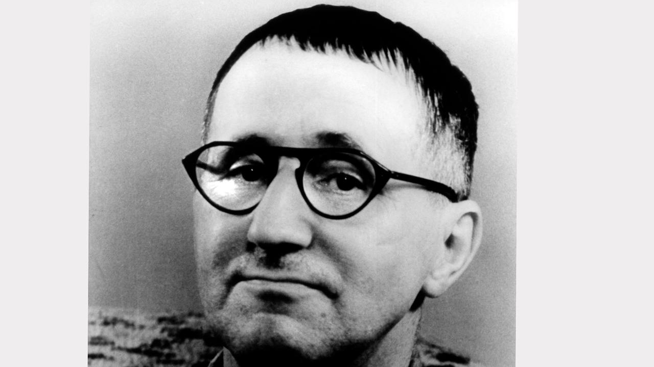 Porträt des Schriftstellers Bertolt Brecht von 1956. Porträt des Schriftstellers Bertolt Brecht von 1956.