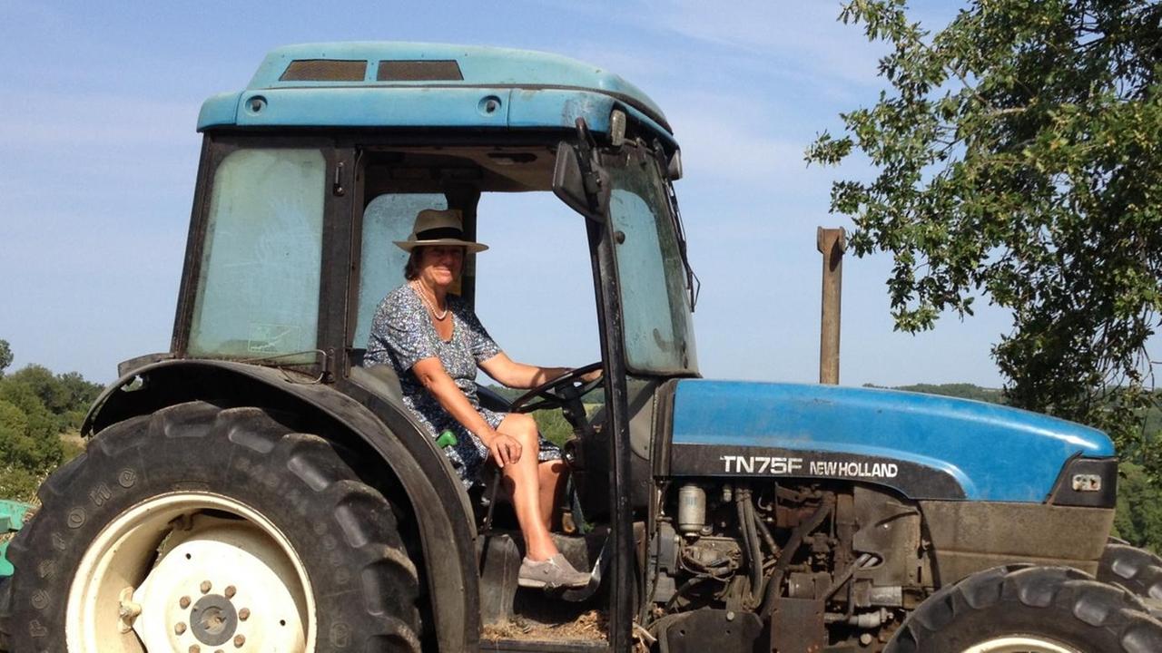 Die britische Parlamentarierin Sue Temperley im Traktor