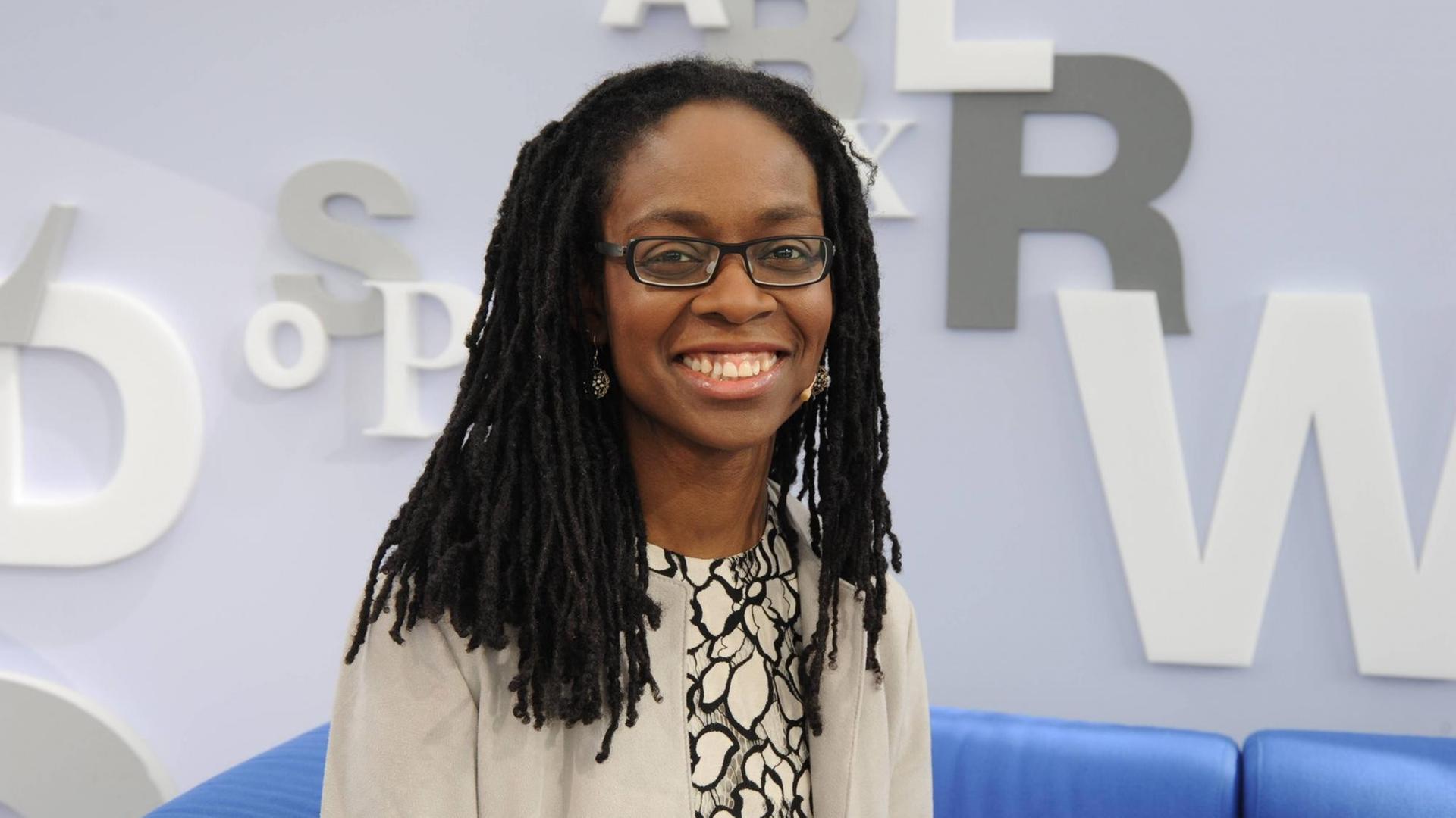 Die Autorin Sharon Dodua Otoo sitzt bei der Leipziger Buchmesse im Jahr 2017 auf dem blauen Sofa. Die Autorin Sharon Dodua Otoo sitzt bei der Leipziger Buchmesse im Jahr 2017 auf dem blauen Sofa.