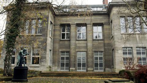 Blick auf das Wiegand-Haus (erbaut 1911/12 vom Architekten Peter Behrens), Sitz der Zentrale des Deutschen Archäologischen Instituts (DAI), in Berlin-Dahlem, Podbielskiallee, aufgenommen am 27.11.2001. 
