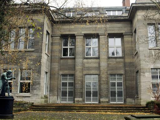 Blick auf das Wiegand-Haus (erbaut 1911/12 vom Architekten Peter Behrens), Sitz der Zentrale des Deutschen Archäologischen Instituts (DAI), in Berlin-Dahlem, Podbielskiallee, aufgenommen am 27.11.2001. 