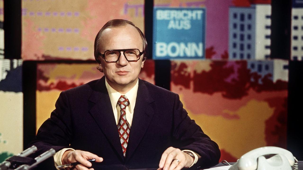 Der damalige Studioleiter des Westdeutschen Rundfunks (WDR), Friedrich Nowottny, aufgenommen während seiner Sendung "Bericht aus Bonn" am 19. September 1973. 