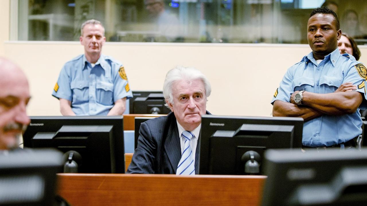 Der ehemalige bosnische Serbenführer Radovan Karadzic bei der Urteilsverkündung des UNO-Kriegsverbrechertribunals in Den Haag am 24.03.2016. Der ehemalige bosnische Serbenführer Radovan Karadzic bei der Urteilsverkündung des UNO-Kriegsverbrechertribunals in Den Haag am 24.03.2016.