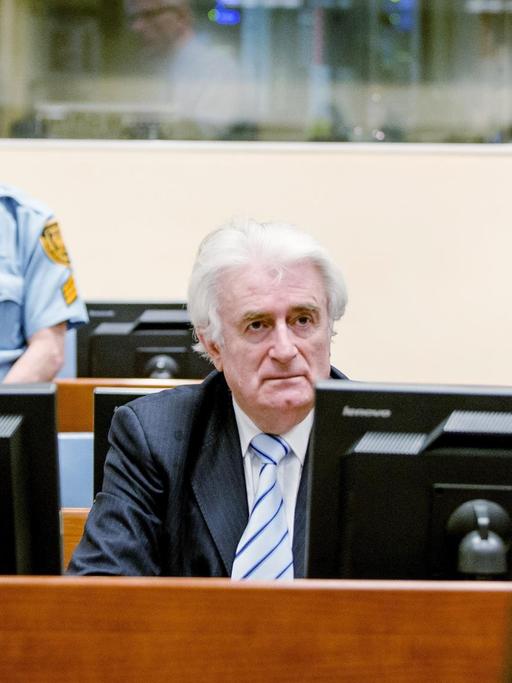 Der ehemalige bosnische Serbenführer Radovan Karadzic bei der Urteilsverkündung des UNO-Kriegsverbrechertribunals in Den Haag am 24.03.2016.