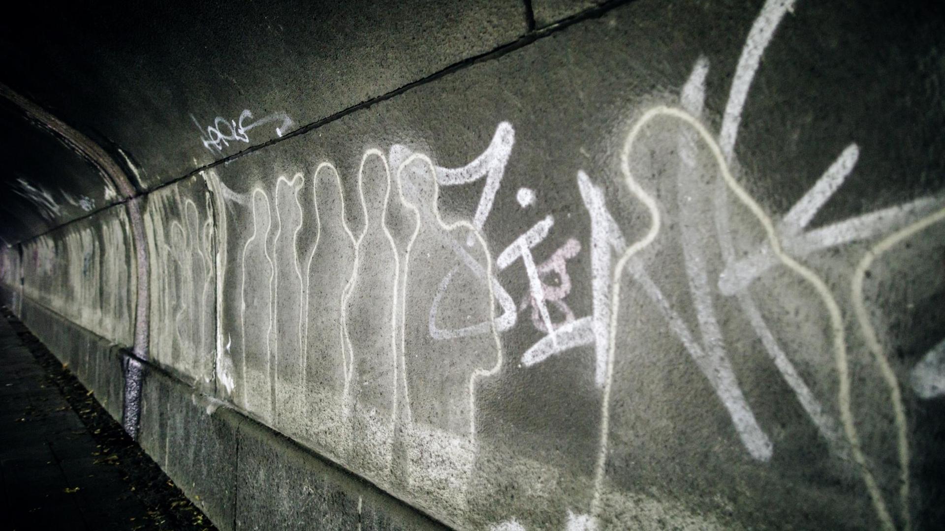 Auf dem Gelände des Loveparade-Unglücks erinnern Menschenumrisse an der Wand an die Vorfälle. Auf dem Gelände des Loveparade-Unglücks erinnern Menschenumrisse an der Wand an die Vorfälle.