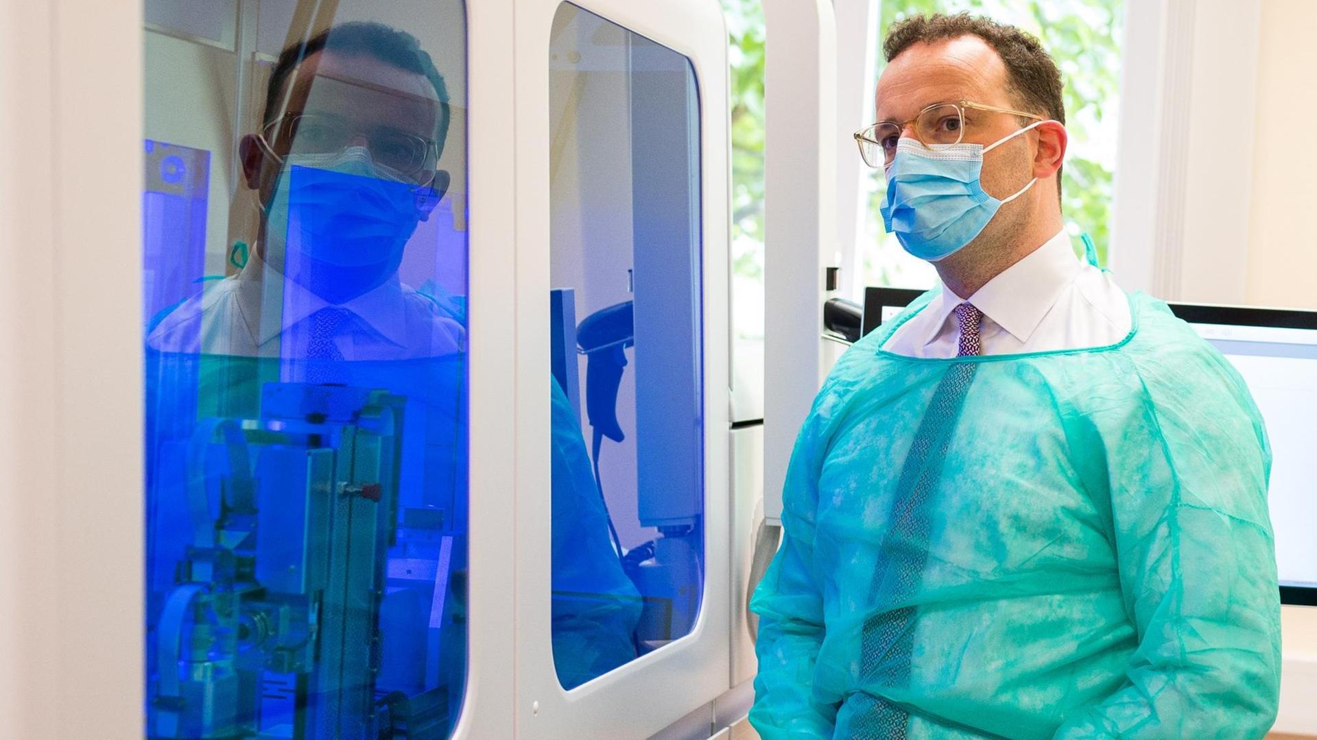 Bundesgesundheitsminister Jens Spahn (CDU) besucht die Virologie der Universitätsklinik des Saarlandes und trägt dabei unter anderem einen Mundschutz. Bundesgesundheitsminister Jens Spahn (CDU) besucht die Virologie der Universitätsklinik des Saarlandes und trägt dabei unter anderem einen Mundschutz.