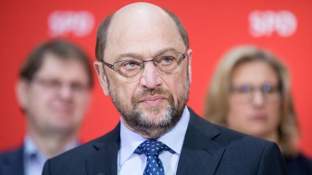 SPD-Chef Schulz spricht im Willy-Brandt-Haus in Berlin. Im Hintergrund sind SPD-Vize Stegner und die saarländische Spitzenkandidatin Rehlinger.