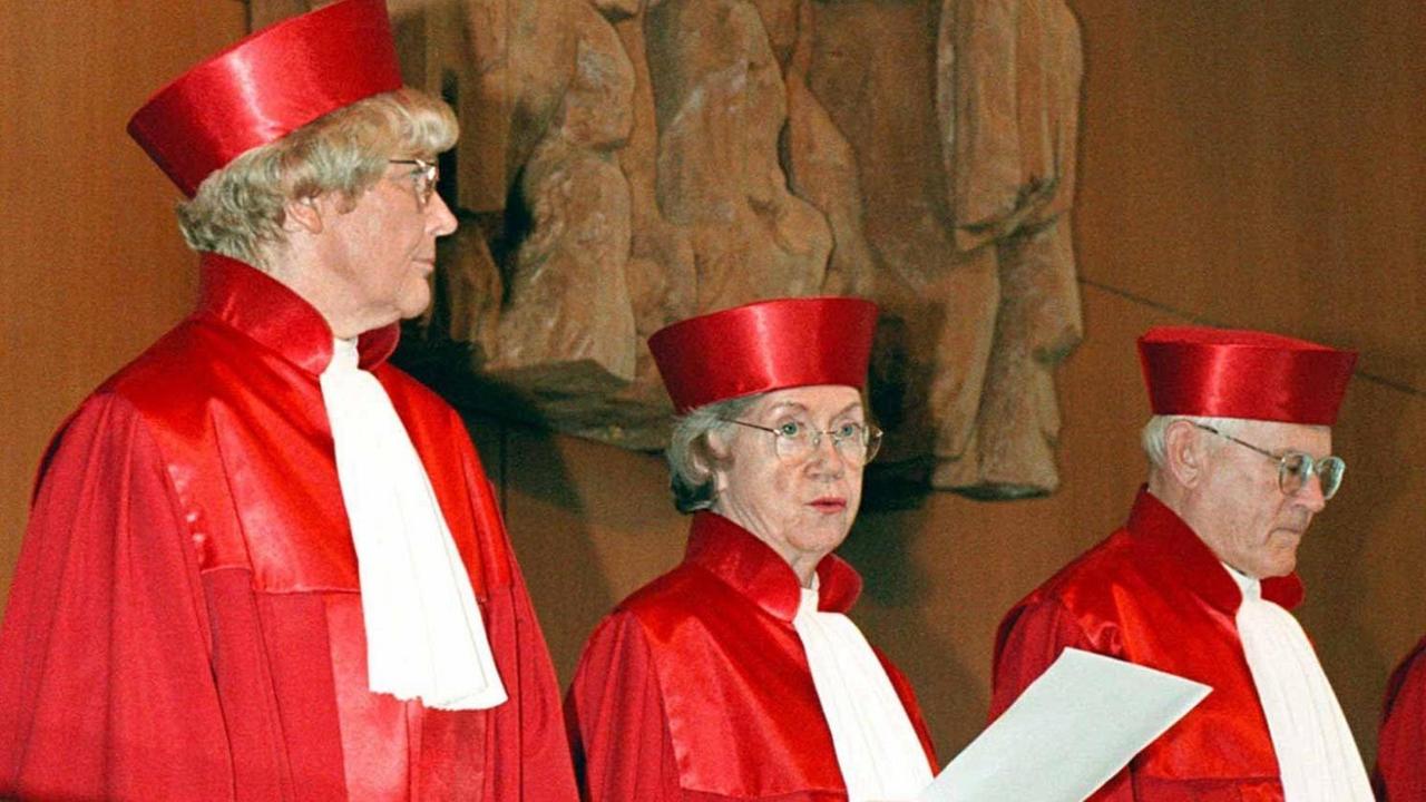 Der Zweite Senat des Bundesverfassungsgerichts in Karlsruhe, (l-r) Karin Grasshof, Jutta Limbach (Vorsitz) und Konrad Kruis, am 20.7.1998 in Karlsruhe bei der Urteilsverkündung über die Stasi-Vorwürfe gegen den PDS-Spitzenpolitiker Gregor Gysi. Der Zweite Senat des Bundesverfassungsgerichts in Karlsruhe, (l-r) Karin Grasshof, Jutta Limbach (Vorsitz) und Konrad Kruis, am 20.7.1998 in Karlsruhe bei der Urteilsverkündung über die Stasi-Vorwürfe gegen den PDS-Spitzenpolitiker Gregor Gysi.