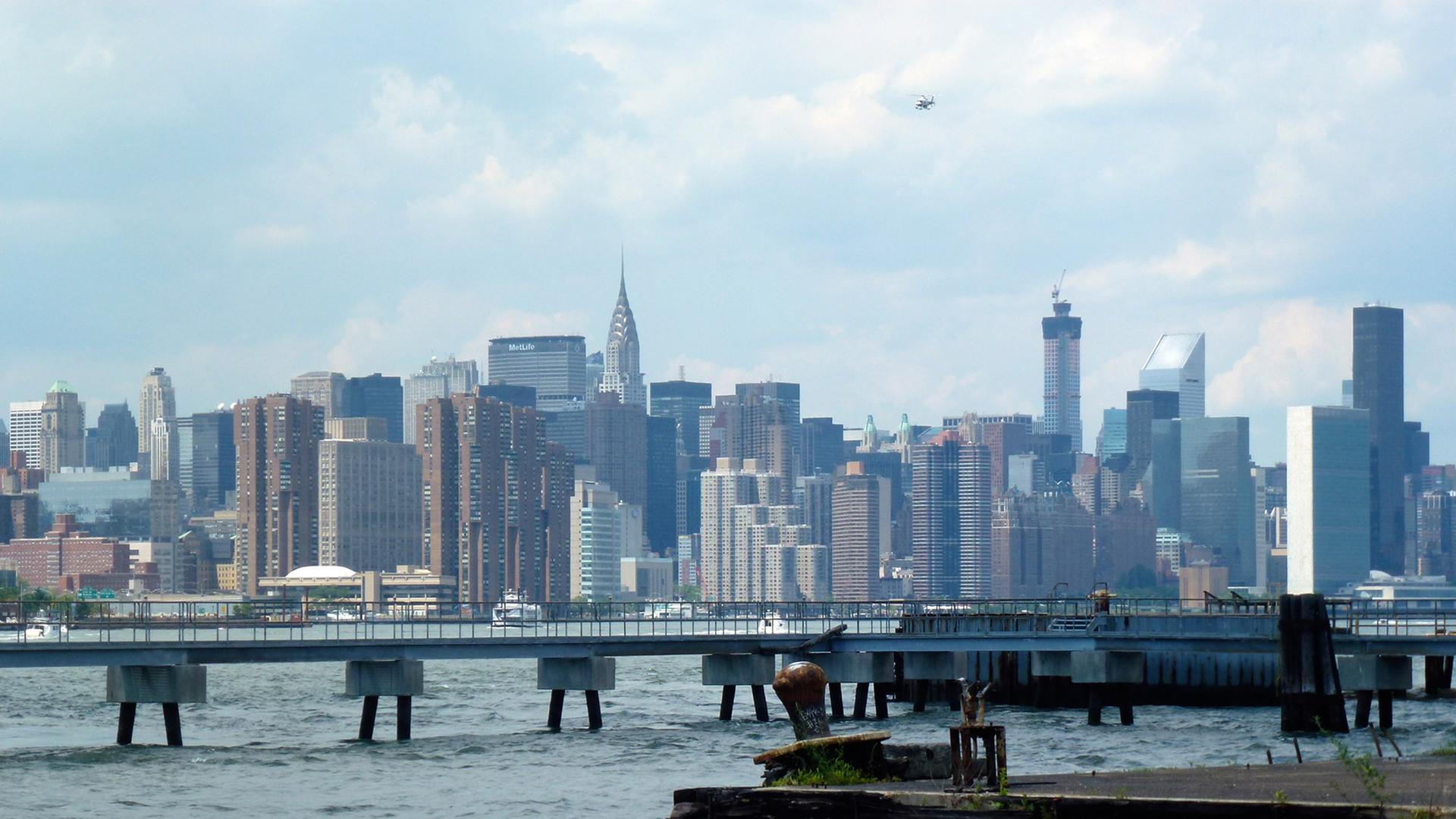 Blick auf den East River mit Manhattan im Hintergrund, aufgenommen vom Ufer in Williamsburg, Brooklyn, New York am 22.06.2014 Blick auf den East River mit Manhattan im Hintergrund, aufgenommen vom Ufer in Williamsburg, Brooklyn, New York am 22.06.2014