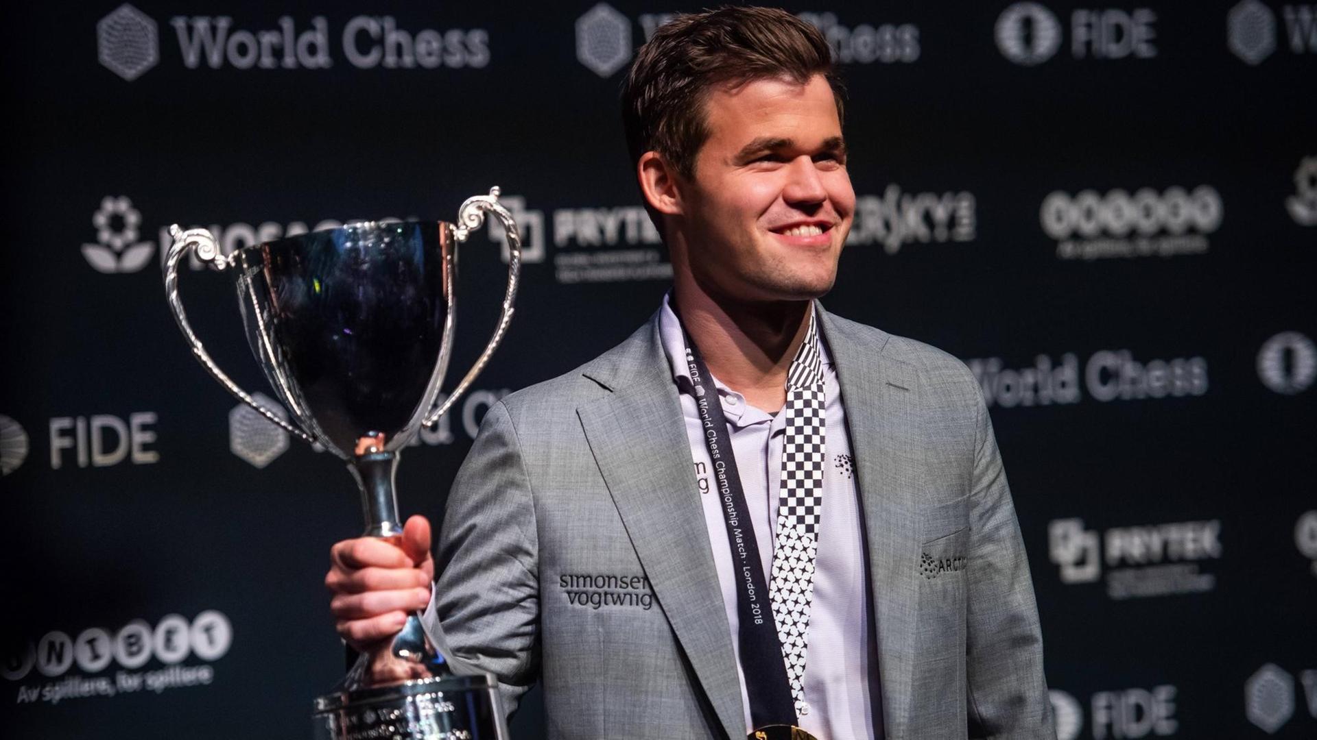 181128 Magnus Carlsen of Norway celebrates with the trophy after the tie-break game of FIDE World Chess Championship 2018 between Magnus Carlsen and Fabiano Caruana on November 28, 2018 in London. Photo: Jon Olav Nesvold / BILDBYRüN / kod JE / 160368 PUBLICATIONxNOTxINxDENxNORxSWExFINxAUT Copyright: JONxOLAVxNESVOLD BB181128JE030