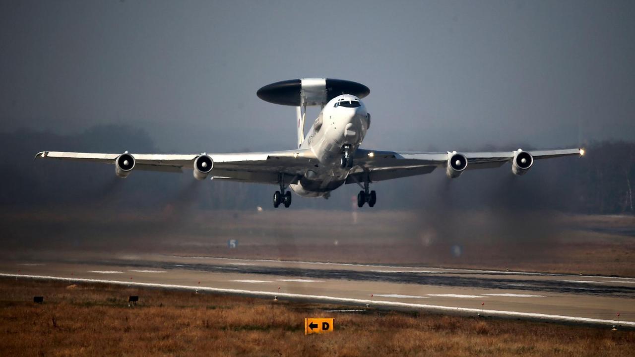 Awacs-Flugzeuge der Nato könnten beim Engagement gegen Schleuser eine Hilfe sein. Awacs-Flugzeuge der Nato könnten beim Engagement gegen Schleuser eine Hilfe sein.