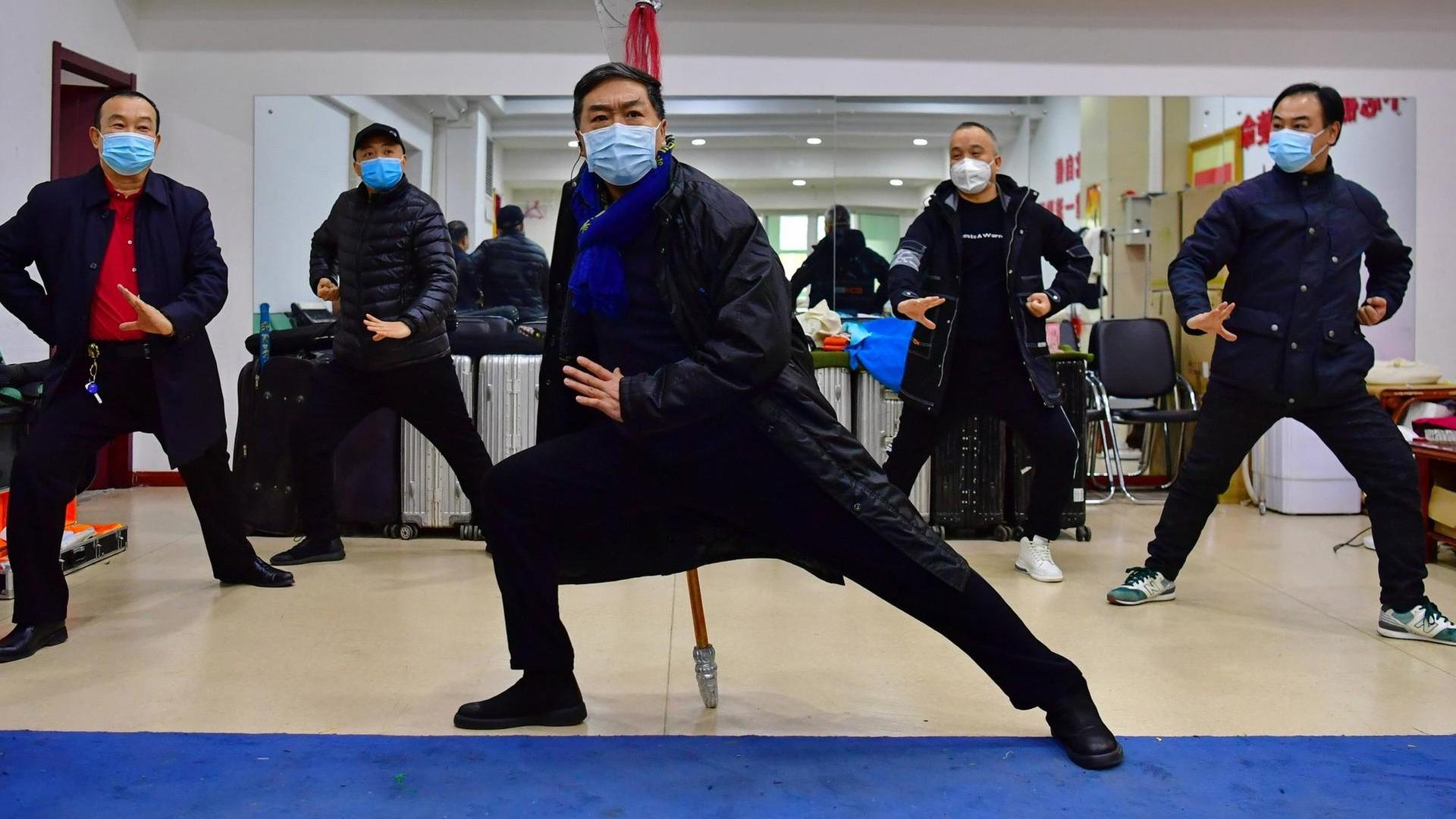 Chinesische Schauspieler tragen Mund-Nasen-Schutz bei einer gestreamten Probe in der Jin Opera in Taiyuan. Chinesische Schauspieler tragen Mund-Nasen-Schutz bei einer gestreamten Probe in der Jin Opera in Taiyuan.