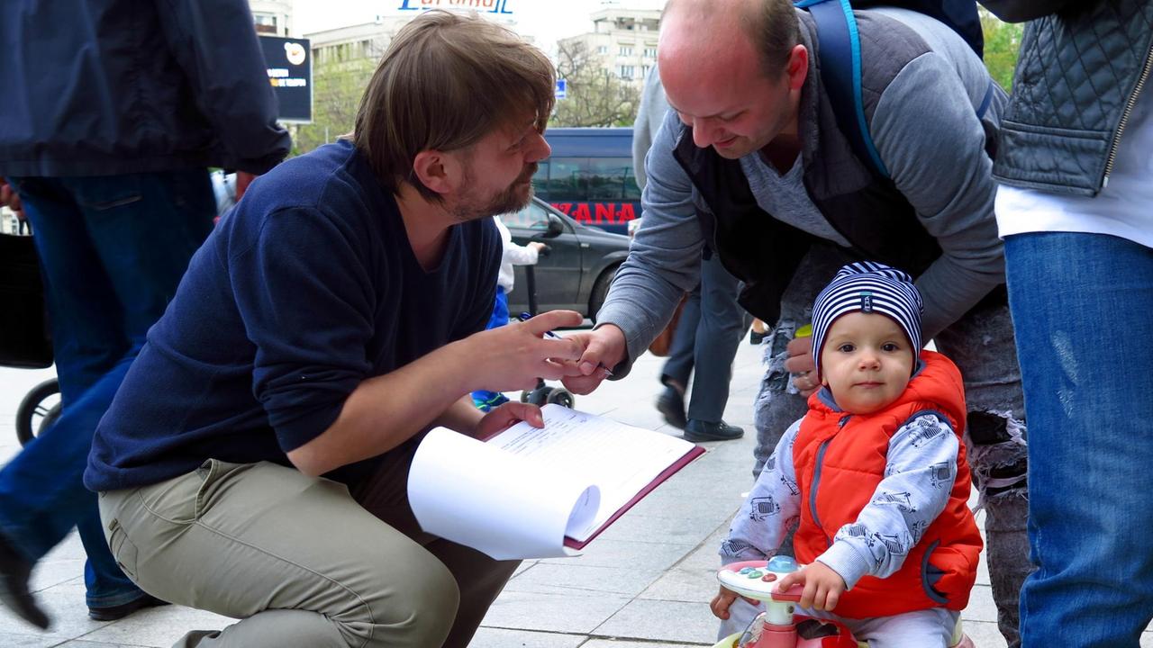 In Rumänien wird gegen viele amtierende Politiker ermittelt wegen Korruptions- oder Betrugsverdachts. Einige wurden deswegen verurteilt. Diese Initative sammelt Unterschriften für ihre Forderung "Keine Straftäter in öffentlichen Ämtern". In Rumänien wird gegen viele amtierende Politiker ermittelt wegen Korruptions- oder Betrugsverdachts. Einige wurden deswegen verurteilt. Diese Initative sammelt Unterschriften für ihre Forderung "Keine Straftäter in öffentlichen Ämtern".