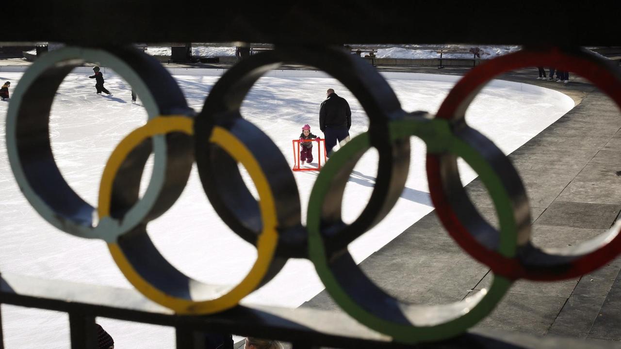 Ein kleines Mädchen lernt Schlittschuhlaufen auf dem Olympic Plaza in Calgary von 1988. Ein kleines Mädchen lernt Schlittschuhlaufen auf dem Olympic Plaza in Calgary von 1988.