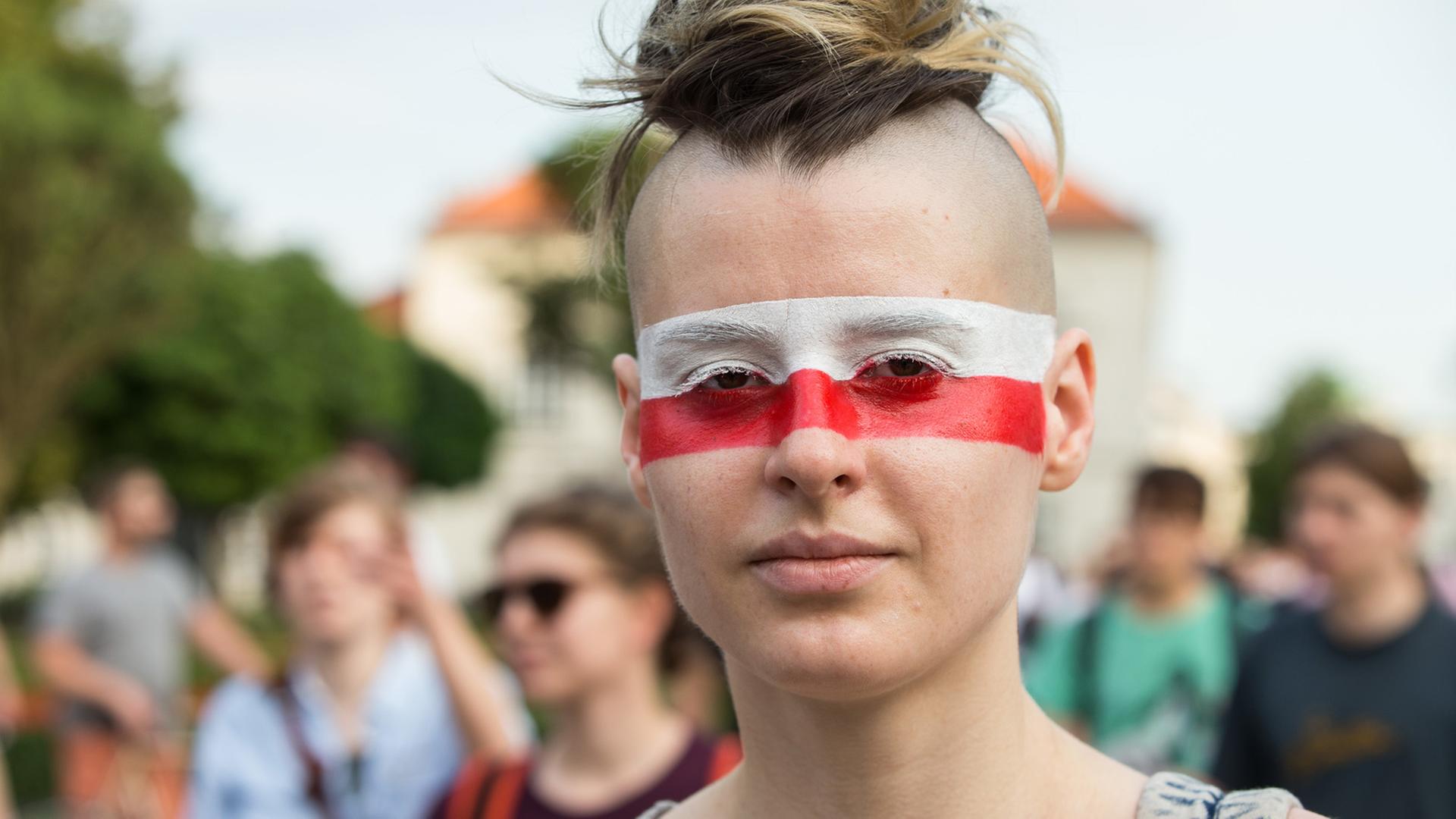 Eine junge Frau protestiert gegen die Justizreform in Polen Eine junge Frau protestiert gegen die Justizreform in Polen