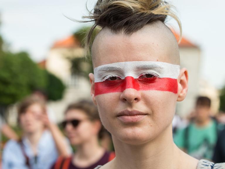 Eine junge Frau protestiert gegen die Justizreform in Polen