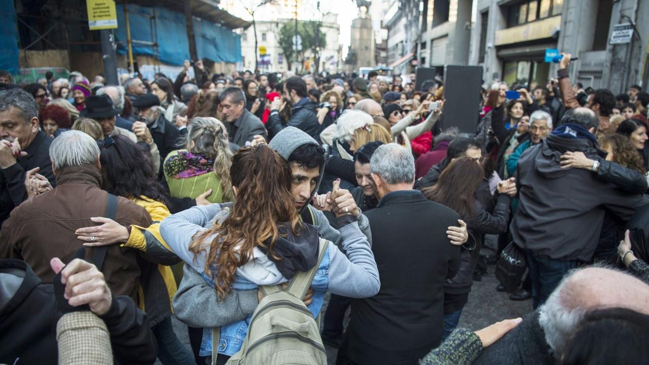 Menschen tanzen 2016 in Alltagskleidung in Buenos Aires City auf der Straße.