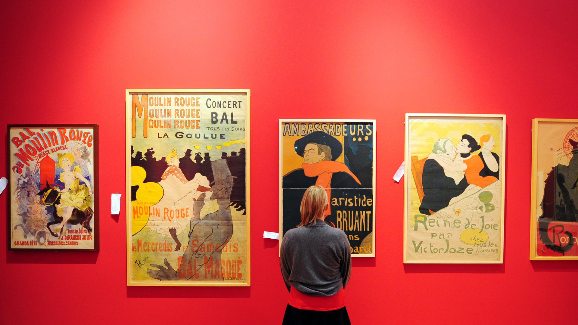 Eine Frau betrachtet am in der Schirn Schirnkunsthalle in Frankfurt am Main Werke der Ausstellung "Esprit Montmartre. Die Bohème in Paris um 1900" Eine Frau betrachtet am in der Schirn Schirnkunsthalle in Frankfurt am Main Werke der Ausstellung "Esprit Montmartre. Die Bohème in Paris um 1900"
