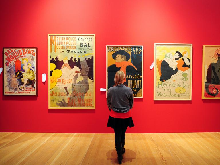 Eine Frau betrachtet am in der Schirn Schirnkunsthalle in Frankfurt am Main Werke der Ausstellung "Esprit Montmartre. Die Bohème in Paris um 1900"