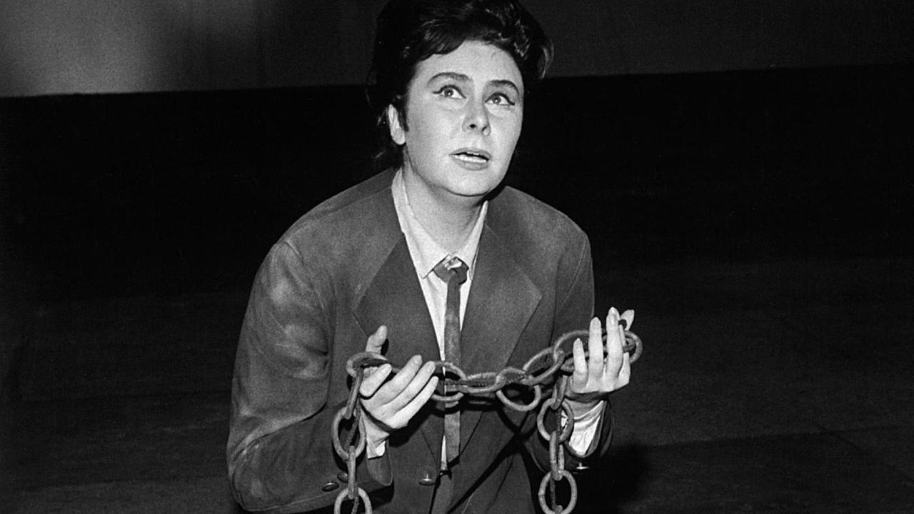 Christa Ludwig hält anklagend eine dicke Kette in den Händen. Christa Ludwig hält anklagend eine dicke Kette in den Händen.