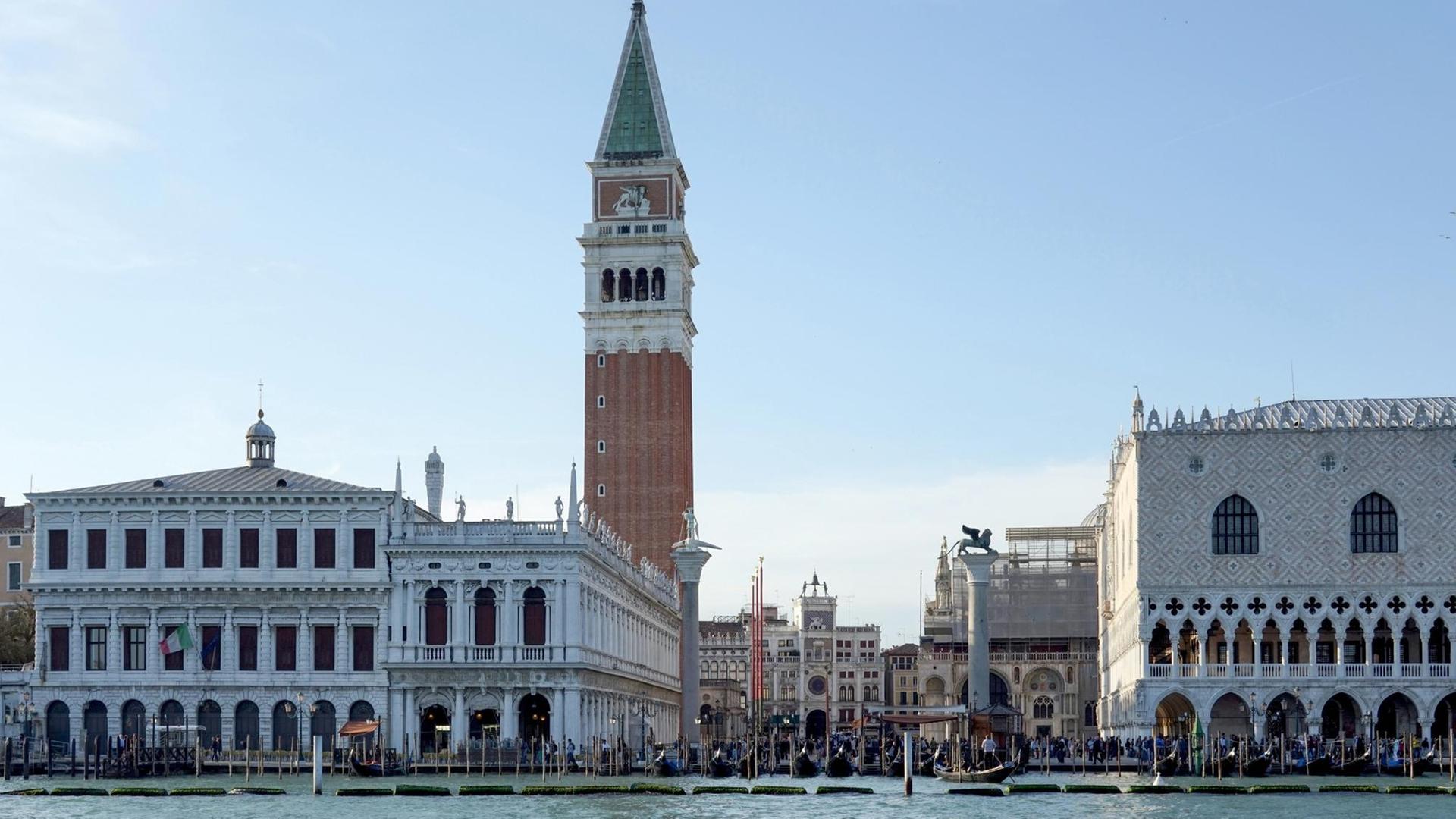 Südansicht von Markusturm und Dogenpalast (rechts) in Venedig, Italien Südansicht von Markusturm und Dogenpalast (rechts) in Venedig, Italien