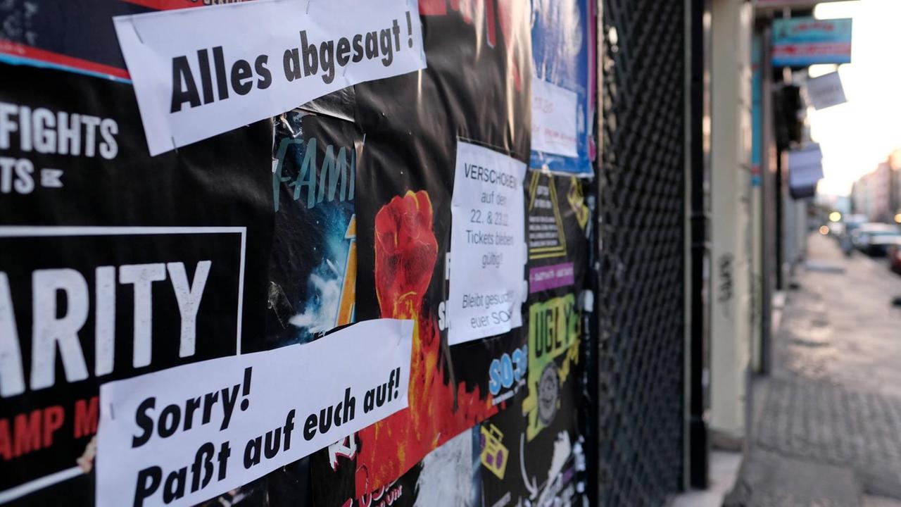 Plakatwand des Musik-Klubs SO36 in Berlin-Kreuzberg mit dem Hinweis auf die Absage aller Veranstaltungen. Plakatwand des Musik-Klubs SO36 in Berlin-Kreuzberg mit dem Hinweis auf die Absage aller Veranstaltungen.
