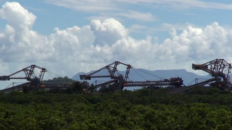 Zu sehen sind 3 Kohlebagger umgeben von bewölktem, blauen Himmel und einer grünen Buschlandschaft. Zu sehen sind 3 Kohlebagger umgeben von bewölktem, blauen Himmel und einer grünen Buschlandschaft.