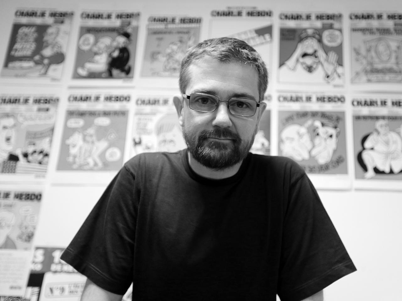 Der Karikaturist und Journalist Stéphane Charbonnier, genannt "Charb", vor einer Auswahl von Karikaturen. Der Karikaturist und Journalist Stéphane Charbonnier, genannt "Charb", vor einer Auswahl von Karikaturen.