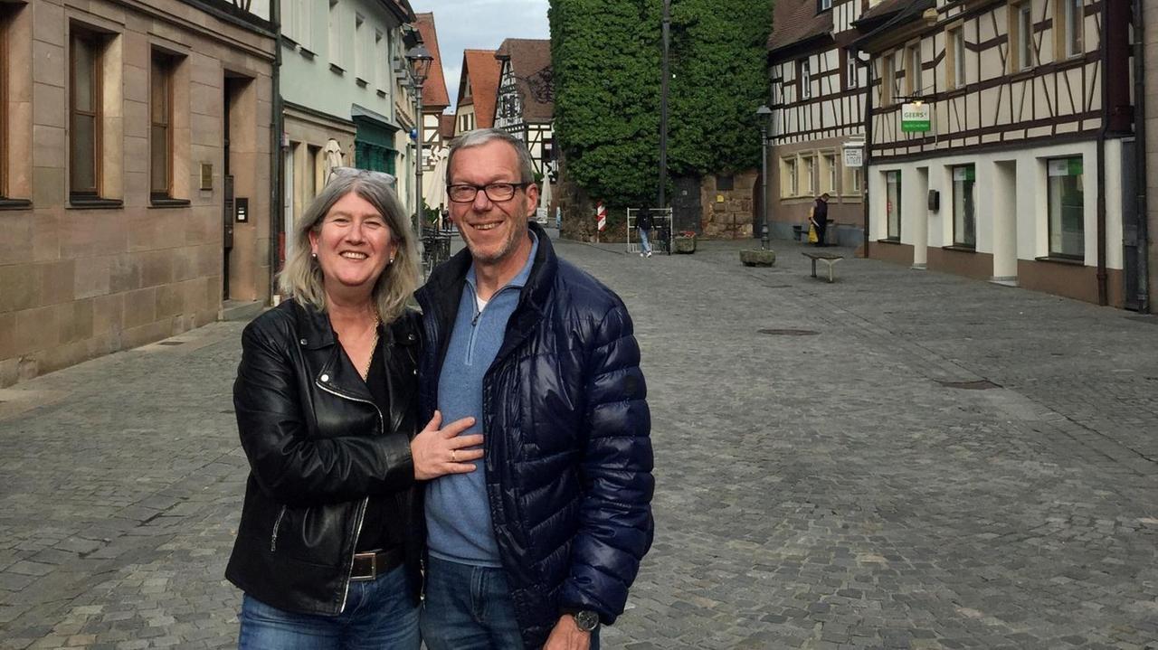 Michael Dassler mit Frau Britta (FDP-Bundestagsabgeordnete) in der Innenstadt Herzogenaurach. Michael Dassler mit Frau Britta (FDP-Bundestagsabgeordnete) in der Innenstadt Herzogenaurach.