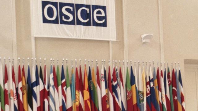 Der OSZE-Schriftzug mit den Mitgliedsflaggen.