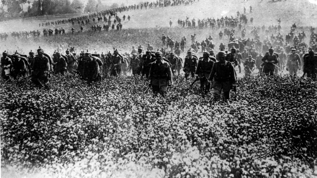 Im Rahmen des Schlieffenplans rücken deutsche Soldaten 1914 in Frankreich ein
