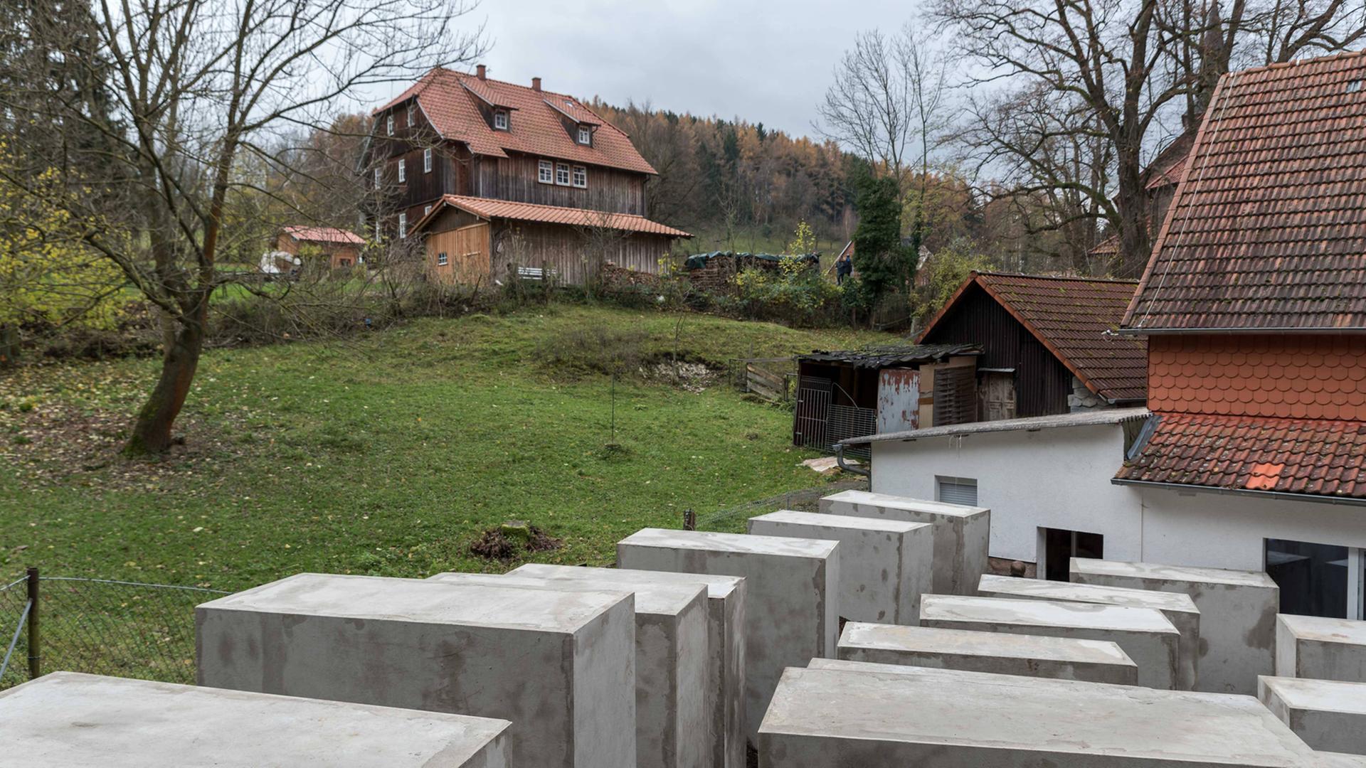 Symbolischer Nachbau des Berliner Denkmals für die ermordeten Juden Europas in unmittelbarer Nachbarschaft zu Björn Höckes Wohnhaus. Symbolischer Nachbau des Berliner Denkmals für die ermordeten Juden Europas in unmittelbarer Nachbarschaft zu Björn Höckes Wohnhaus.